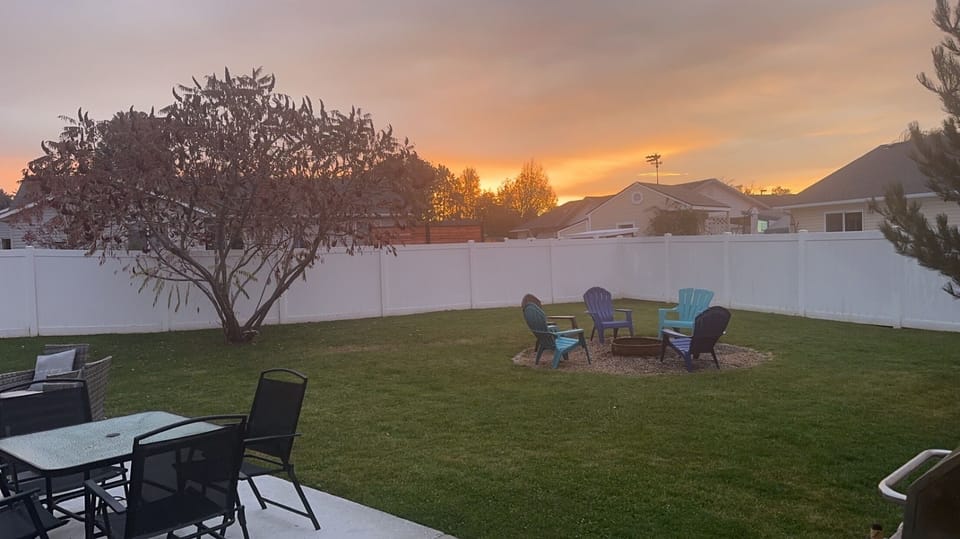 Outdoor sitting area and fire pit - Sunrises and Sunsets at no extra charge!
