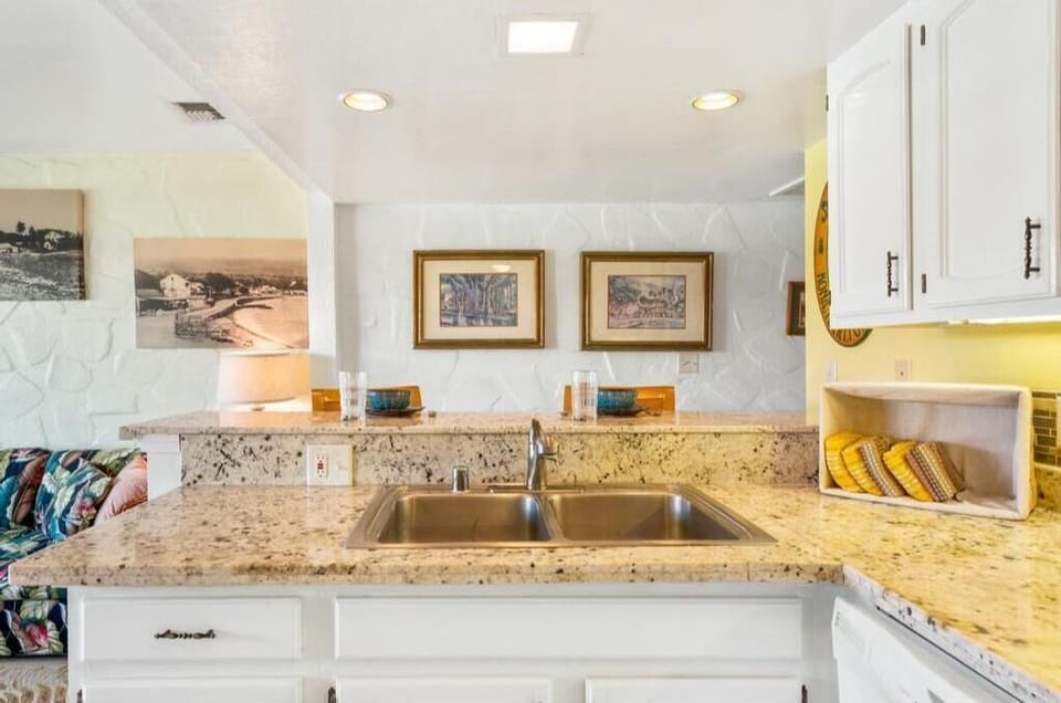 Bright, welcoming, and fully equipped—this cheerful kitchen invites you to cook, connect, and enjoy your island stay
