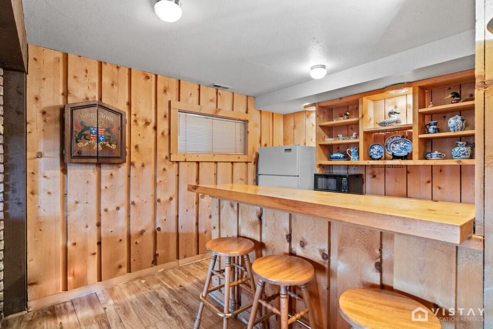 Wet bar area w/ fridge/freezer, microwave, and sink