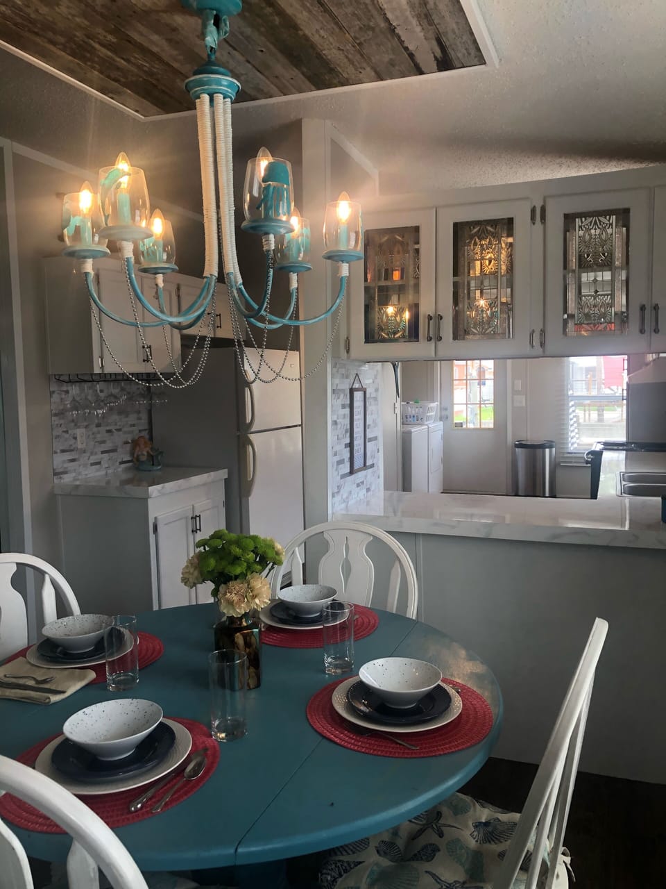 Dining room. Seating for 4.