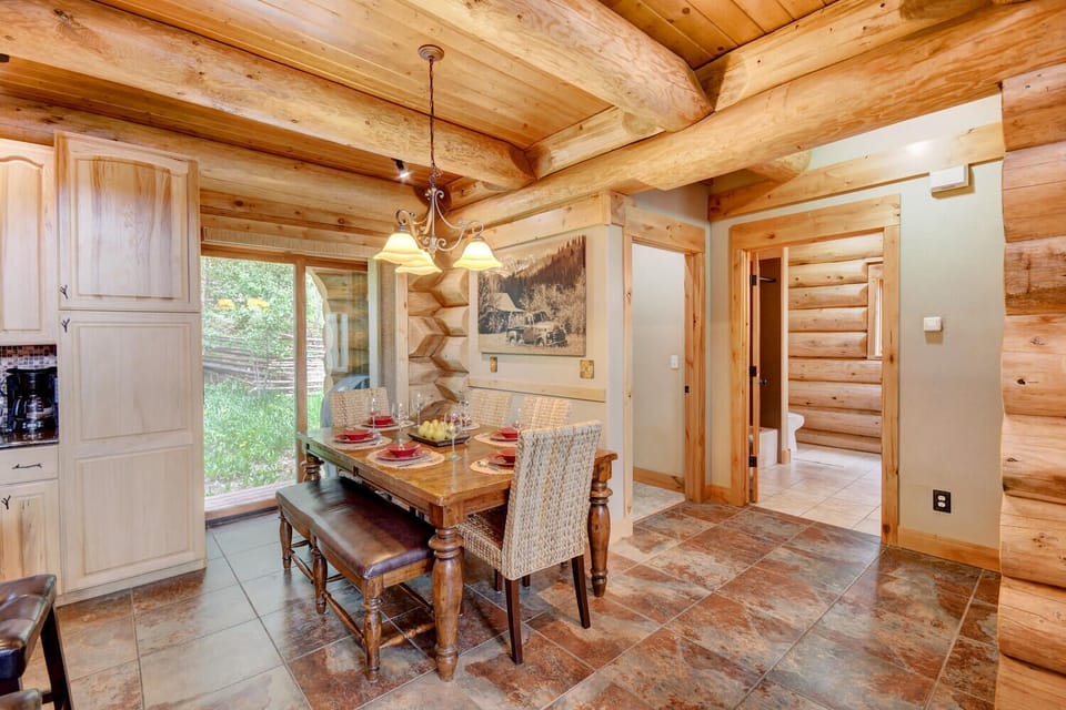 Dining Area with Seating for 6-8