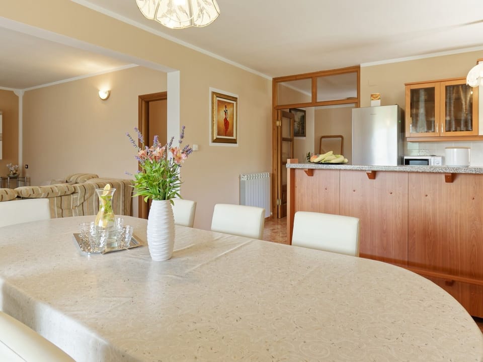 Dining Area & Kitchen