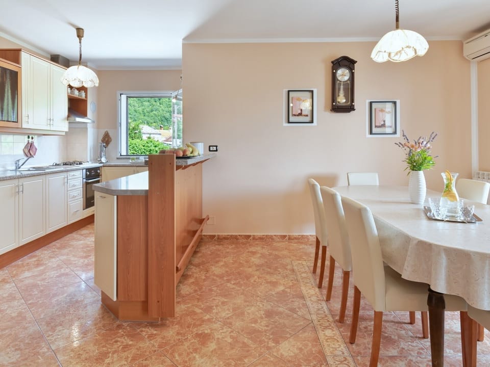 Dining Area & Kitchen