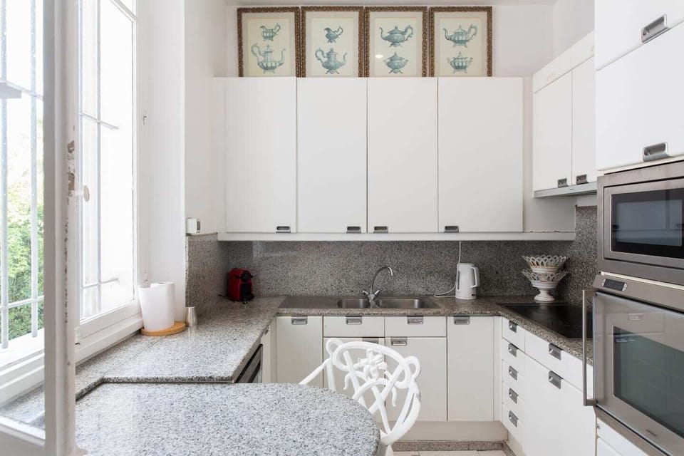The fully-equipped kitchen