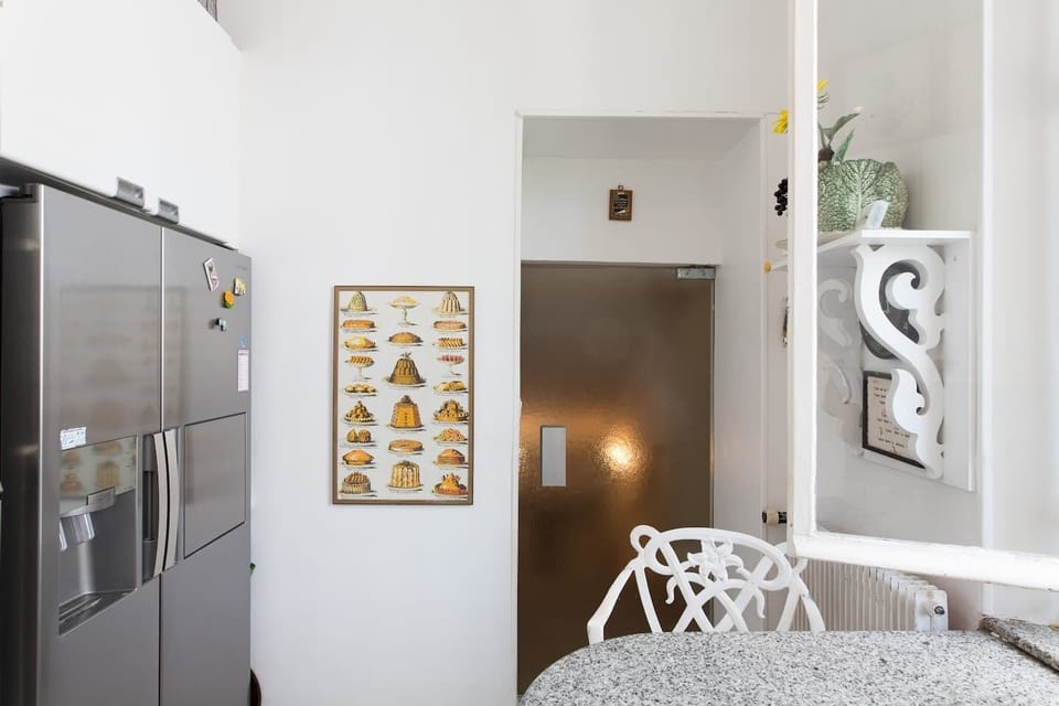 The fully-equipped kitchen