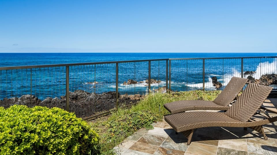 Kanaloa at Keauhou ocean front lounge