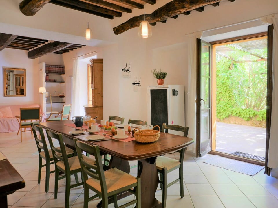 Table, Furniture, Property, Chair, Wood, Interior Design, Building, Plant, Architecture, Floor