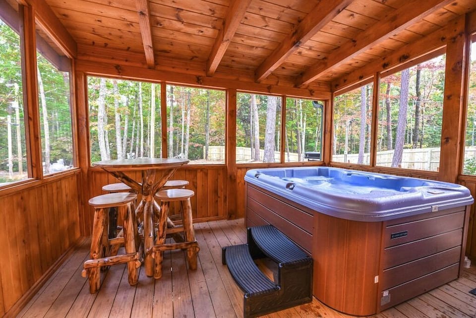 Screened in Porch w/ table, chairs, breakfast bar w/ 3 stools, and hot tub