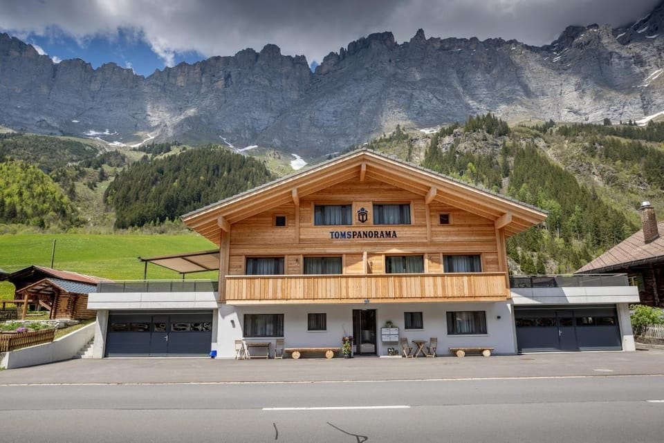 Tomspanorama is located directly in the village center of Gadmen