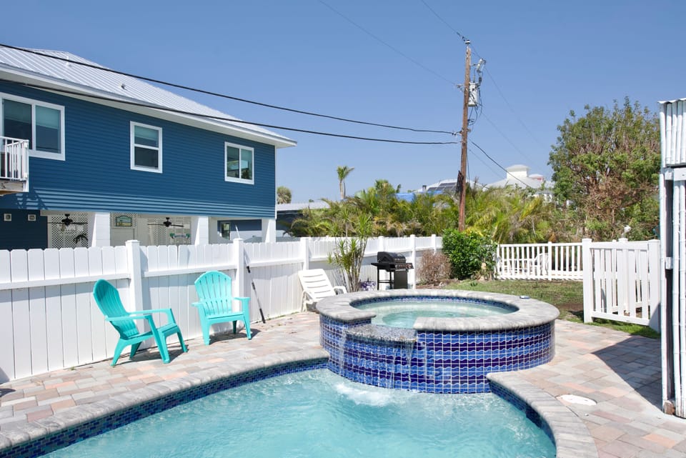 Pool with Spillover Spa