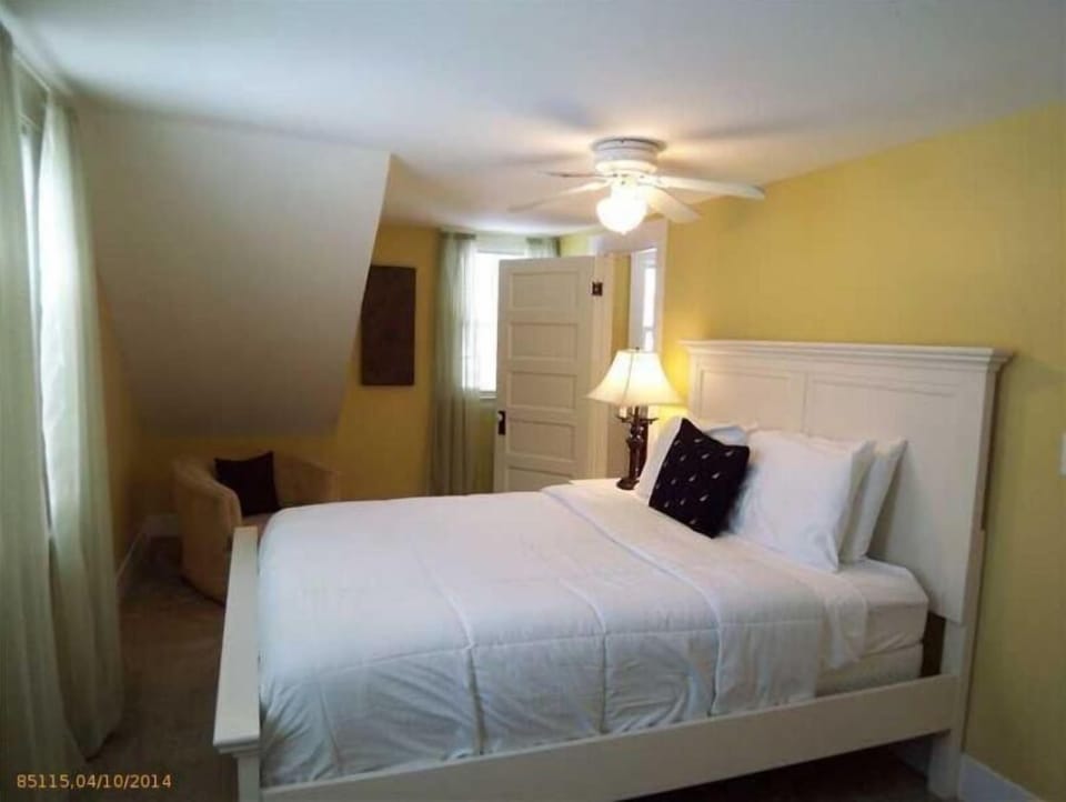 Queen bed 2nd floor
