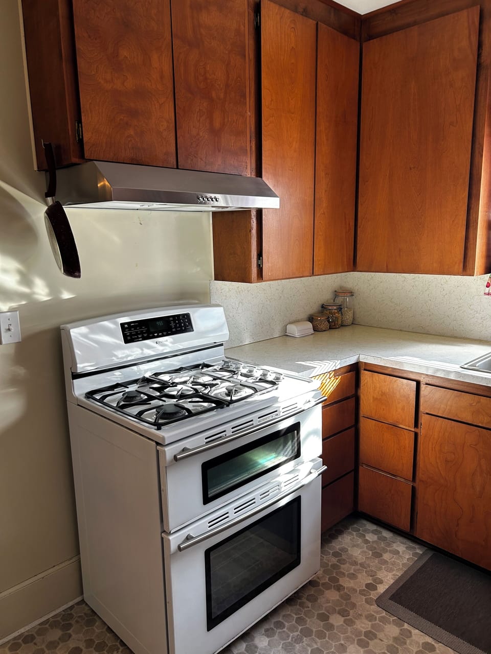 Stovetop and oven. Gas top and electric oven