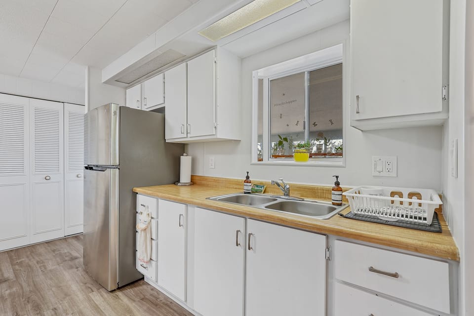 Small cute comfortable fully stocked kitchen. Has all the basic appliances.