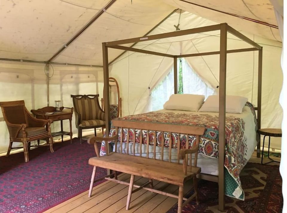 Queen bed and sitting area. 