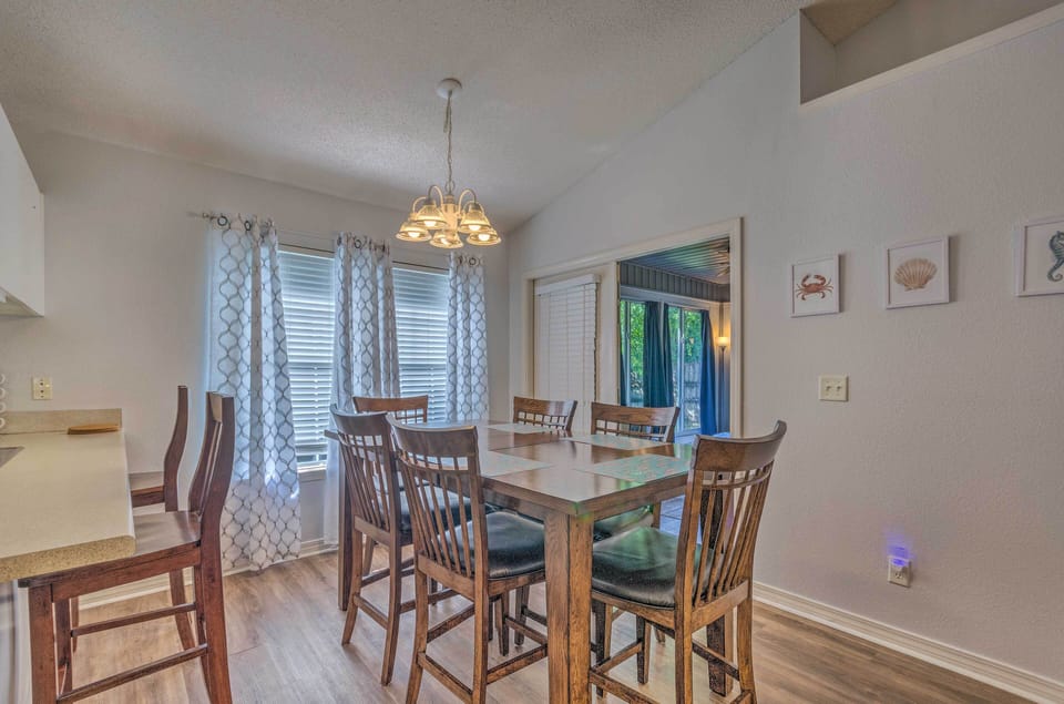 Dining Area | Dishware/Flatware Provided