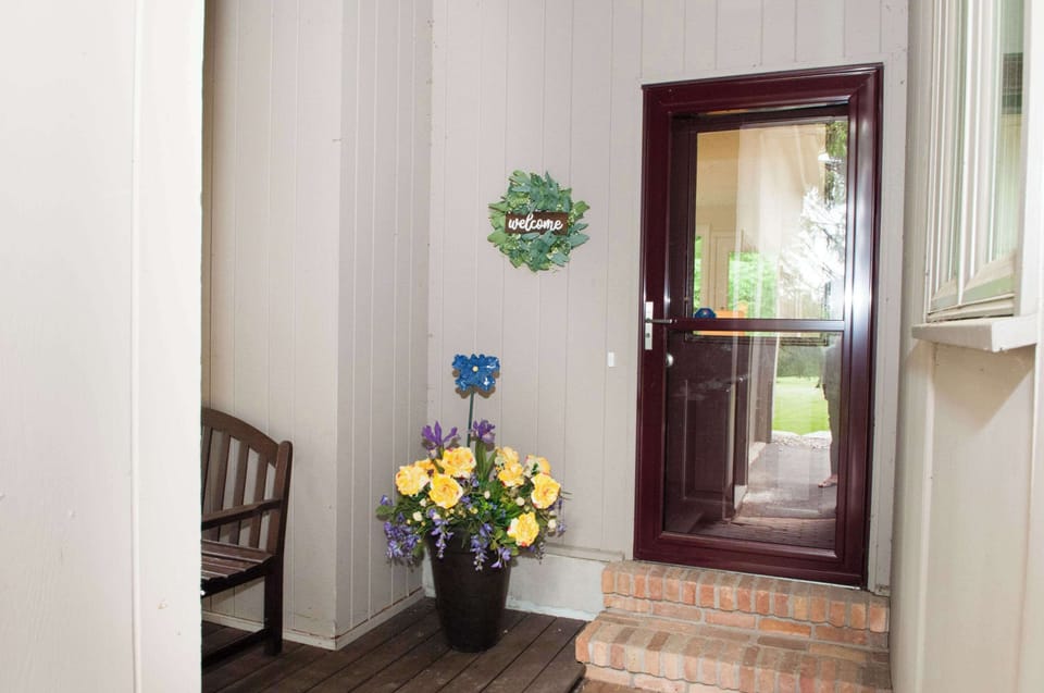 Main/side Entry door/Breezeway