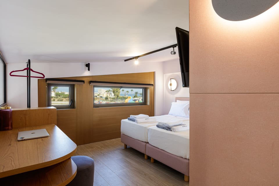 Ensuite twin bed (0.90 X 2,00) bedroom open wardrobe with 32”Smart TV