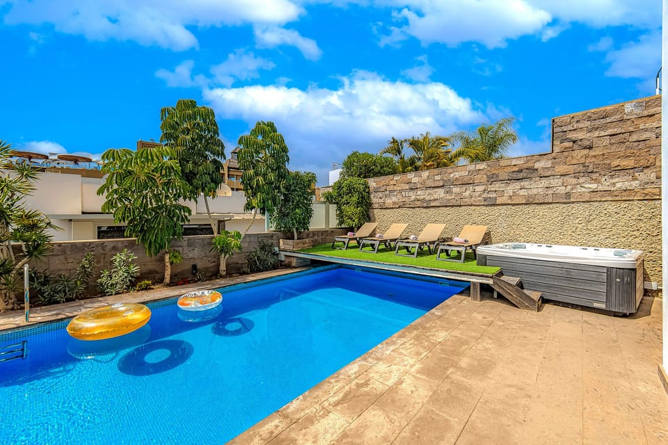 Heated pool / 6-persons jacuzzi / middle floor