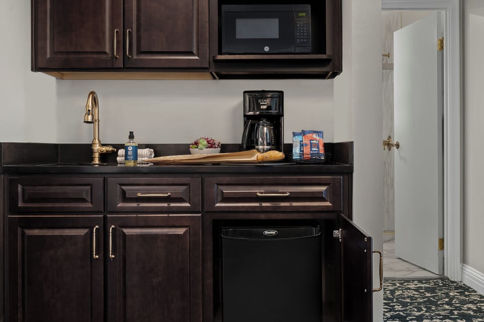 inn-at-the-opera-cw-svc-1br-symphony-in-003