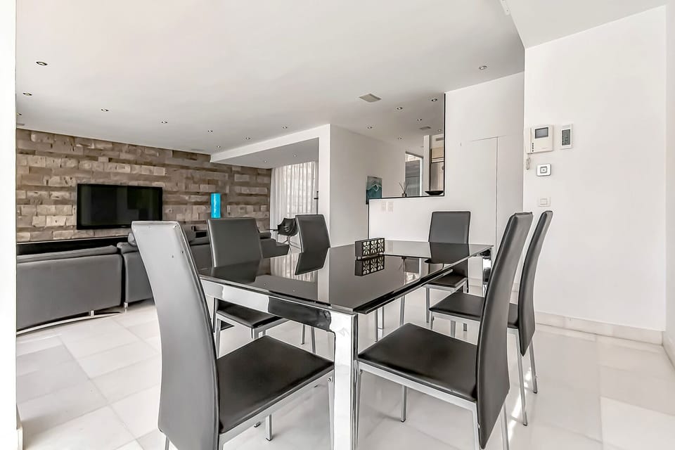 Very spacious living room / Dining area / Middle floor