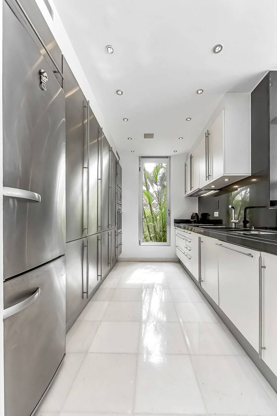 Fully equipped American style kitchen / Middle floor