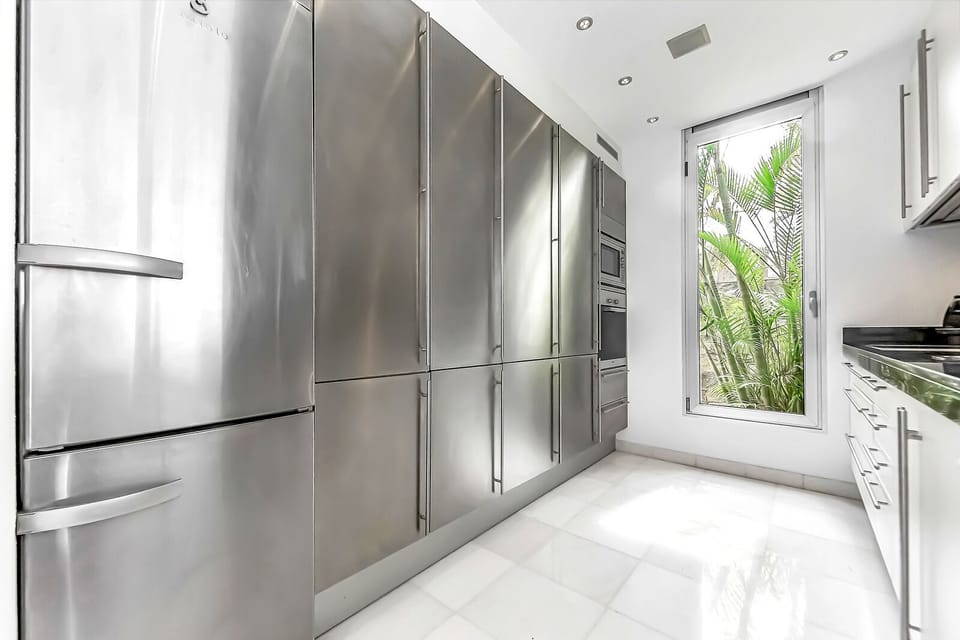 Fully equipped American style kitchen / Middle floor