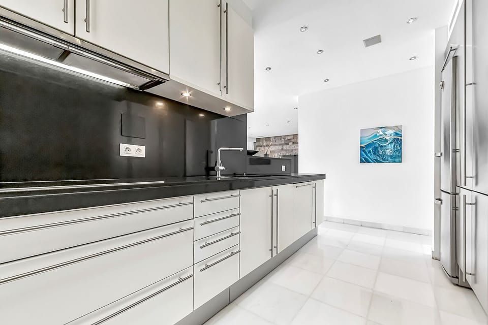 Fully equipped American style kitchen / Middle floor