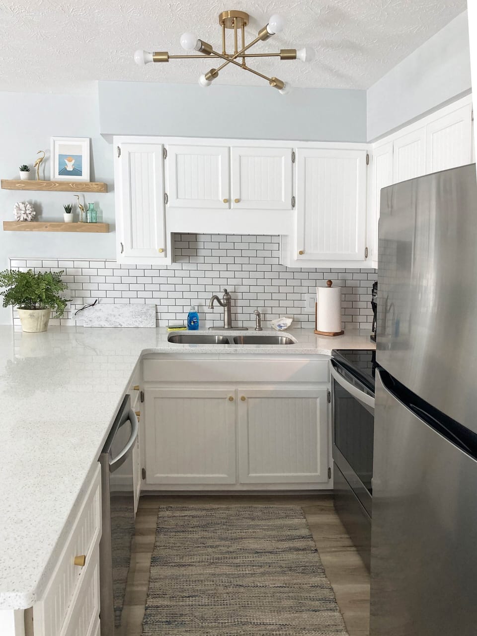 Cozy kitchen with dishwasher, no doing dishes on vacation!