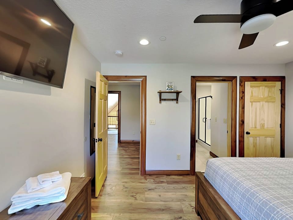 Upper Level Primary Suite 2 - Queen Bed, TV
