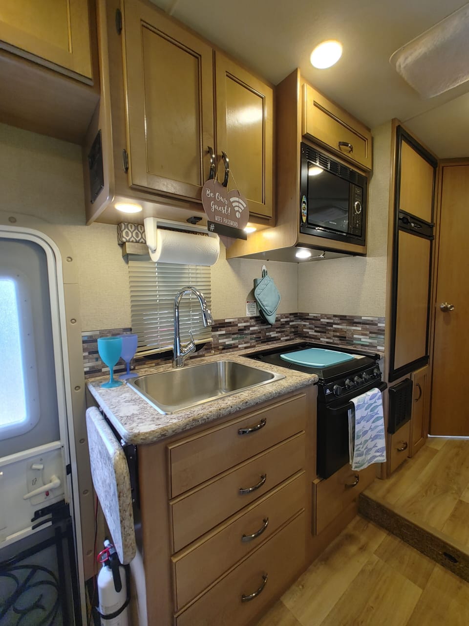 Kitchen has gas stove/oven, microwave, refrigerator/freezr, coffee makr, toastr
