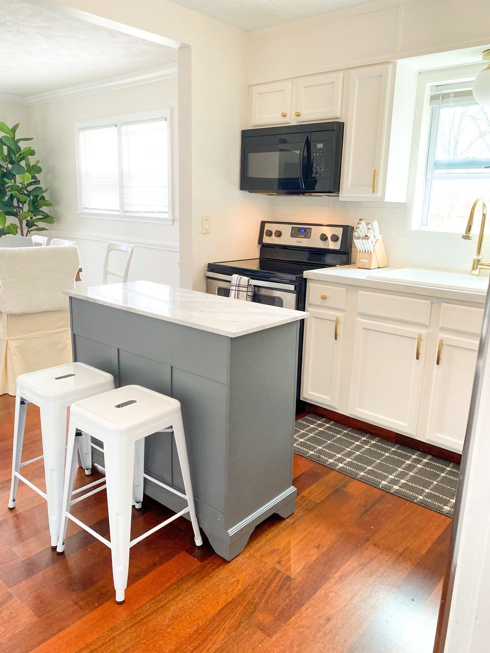 Kitchen, no dishwasher 