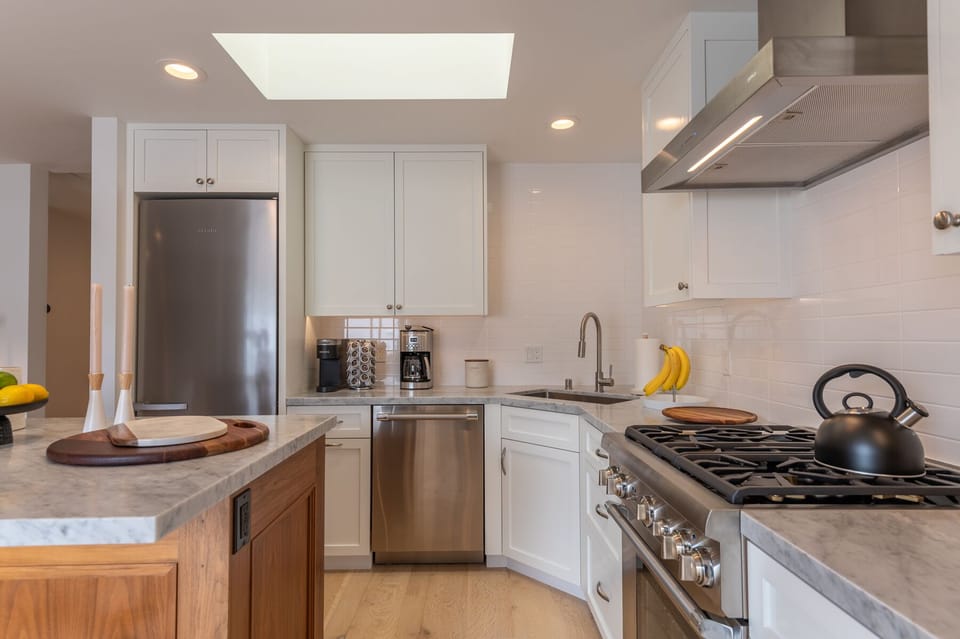 Spacious apartment kitchen with Skylight. 
Fully equipped. Center island. 