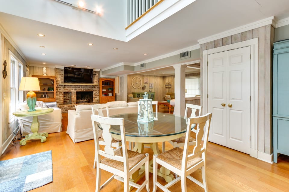 Dining Area | Dishware & Flatware Provided