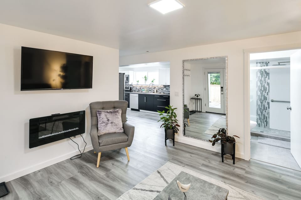 Living Room | Central A/C & Heating | Free WiFi | UV Air Purifiers
