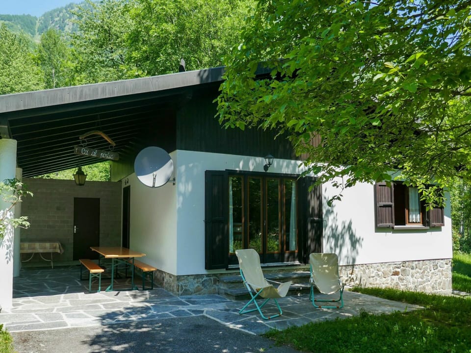 Plant, Building, Property, Furniture, Window, Table, Shade, Tree, Outdoor Furniture, Chair
