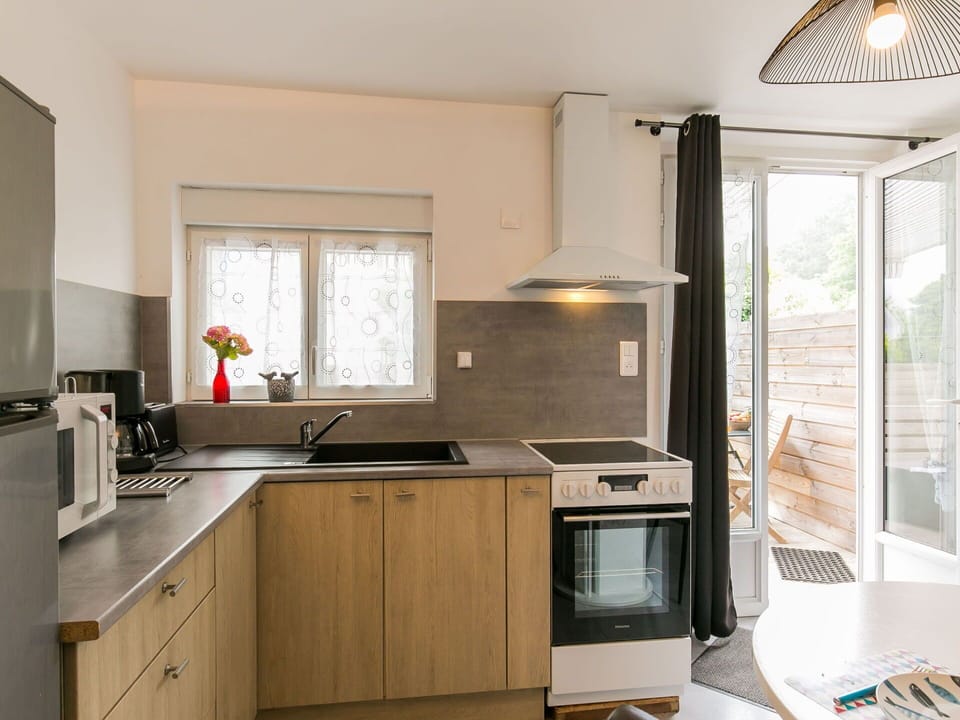 Cabinetry, Kitchen Sink, Countertop, Property, Building, Sink, Kitchen Appliance, Home Appliance, Kitchen, Window