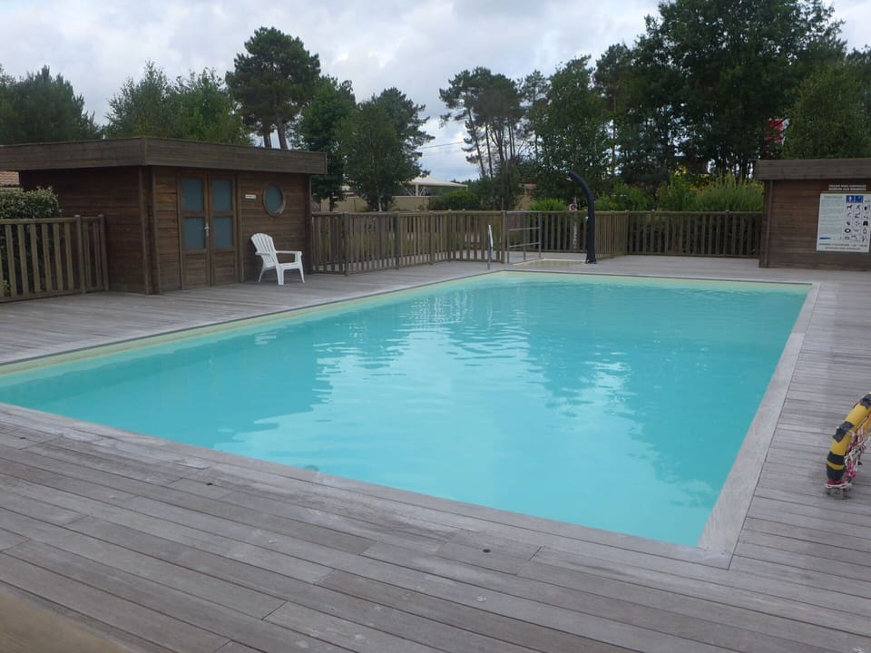 Water, Property, Swimming Pool, Sky, Cloud, Plant, Wood, Rectangle, Composite Material, Leisure
