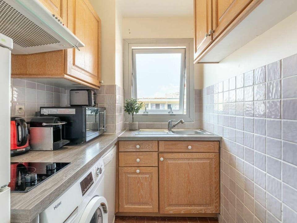 Cabinetry, Countertop, Property, Building, Sink, Wood, Kitchen, Drawer, Kitchen Appliance, Kitchen Stove