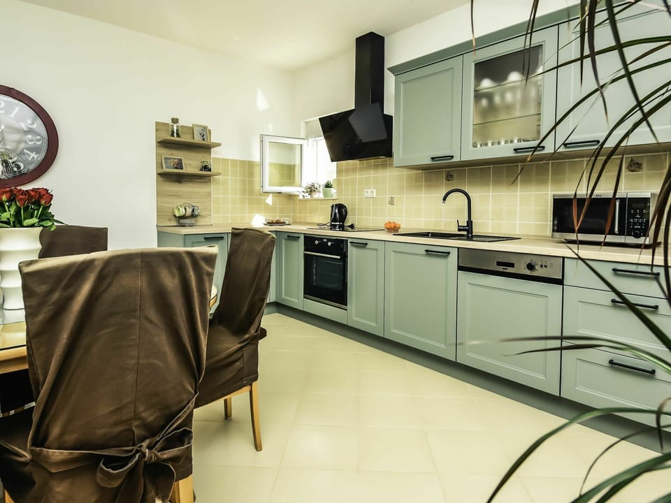 Countertop, Cabinetry, Property, Kitchen, Kitchen Appliance, Interior Design, Kitchen Stove, Home Appliance, Clock