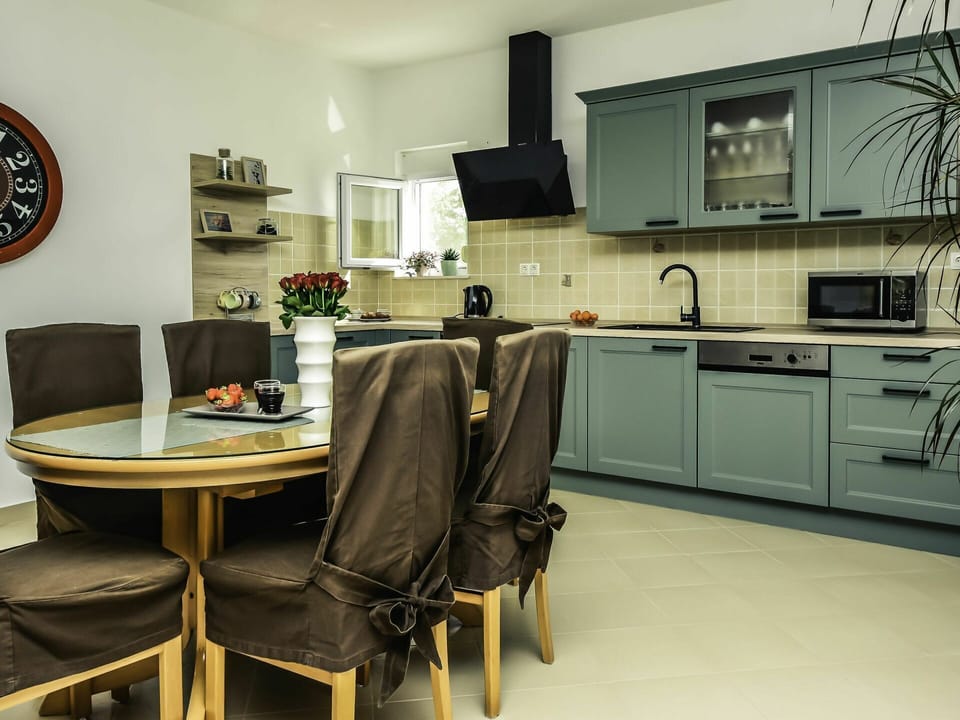 Cabinetry, Property, Kitchen Sink, Furniture, Countertop, Table, Sink, Interior Design, Chair, Kitchen Stove