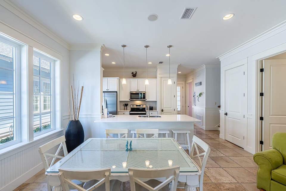 Breakfast Bar and Kitchen