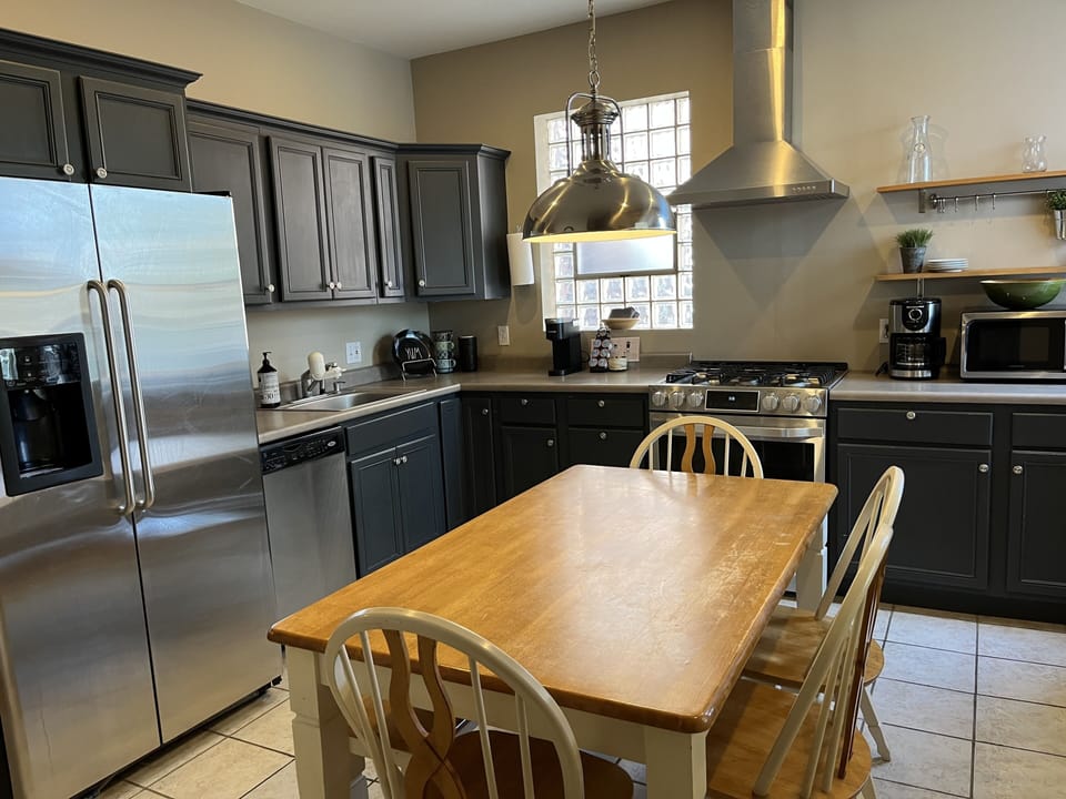 Fully stocked spacious kitchen. Keurig single cup coffee maker w/ 6-pods.