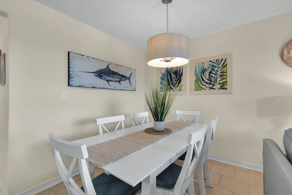 Dining area w/ seating for 6