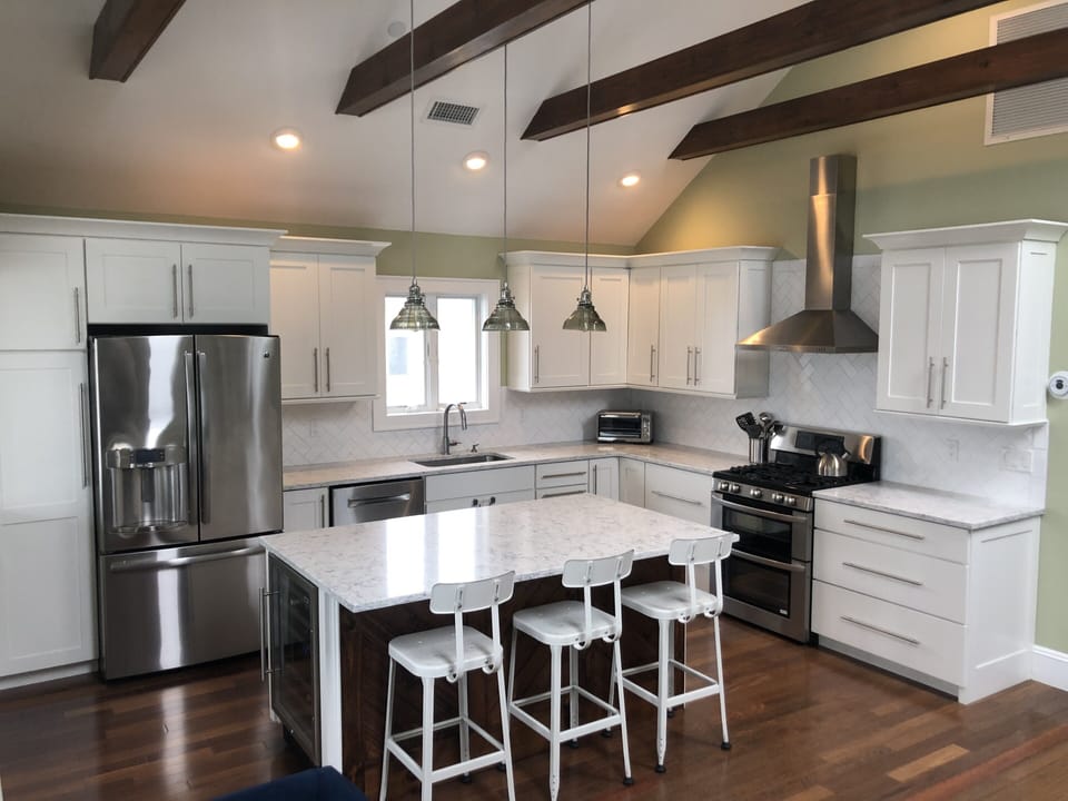 Kitchen and island/stools