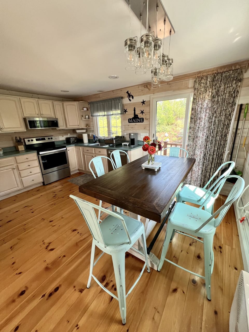 Second floor, dining area and kitchen 