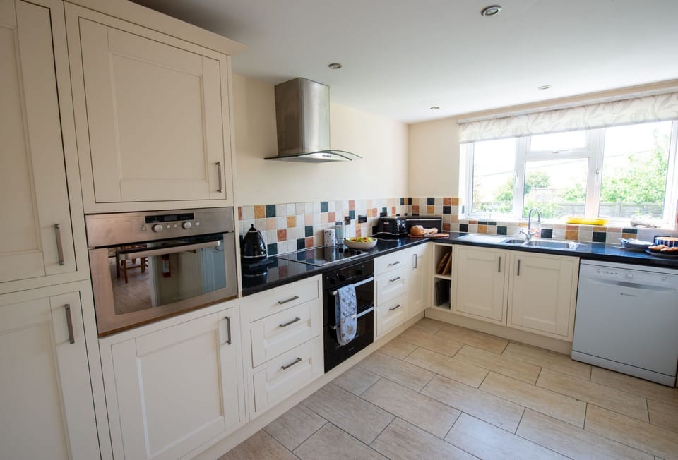 Avocet House, West Lulworth: Kitchen with garden view