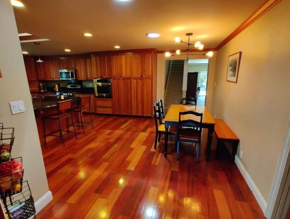 Eat-in kitchen