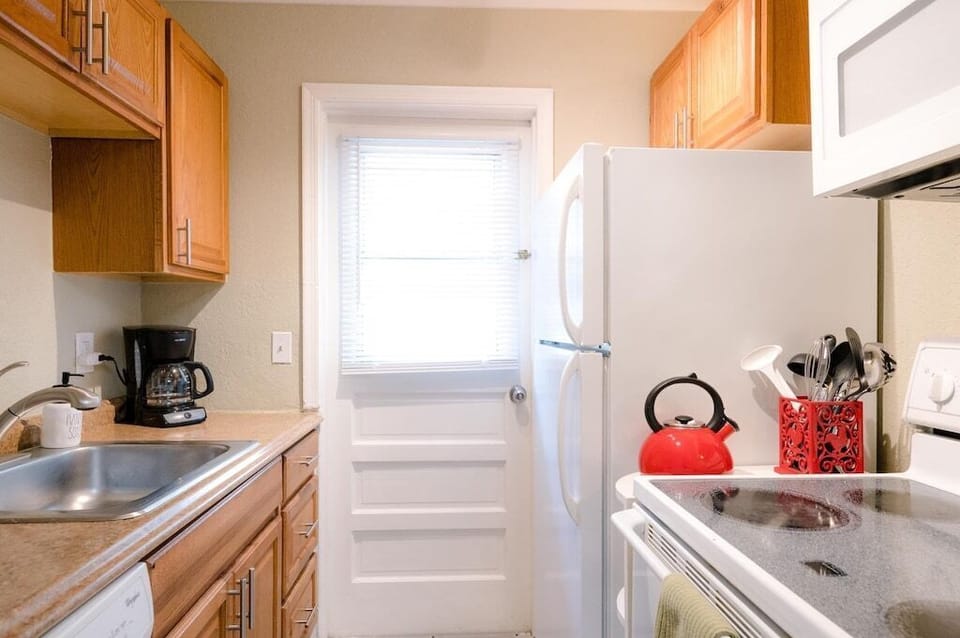 Galley kitchen includes full size major appliances (fridge, stove, dishwasher, microwave)