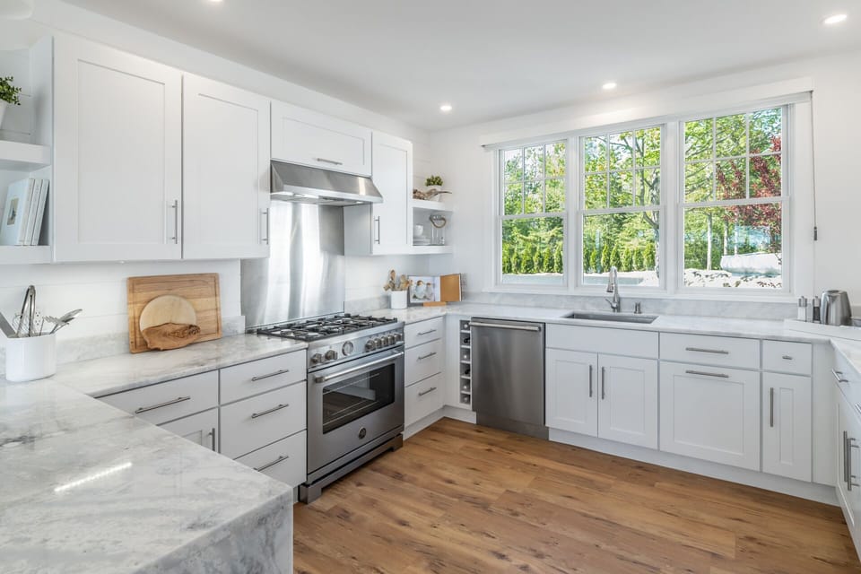Chef's fully equipped kitchen with dish washer and microwave