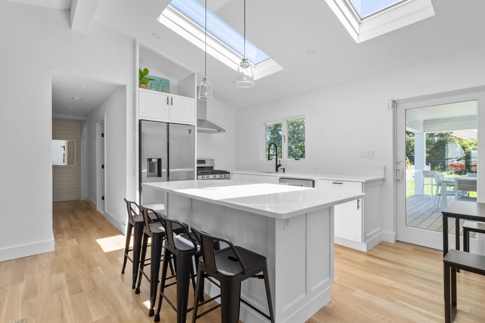 Bright sunny kitchen w/ vaulted ceilings and plenty of seating